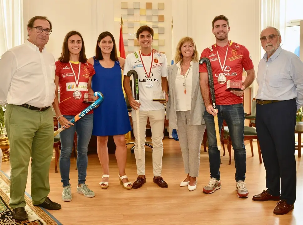 La alcaldesa recibe a jugadores de la selecci&oacute;n espa&ntilde;ola de hockey hierba