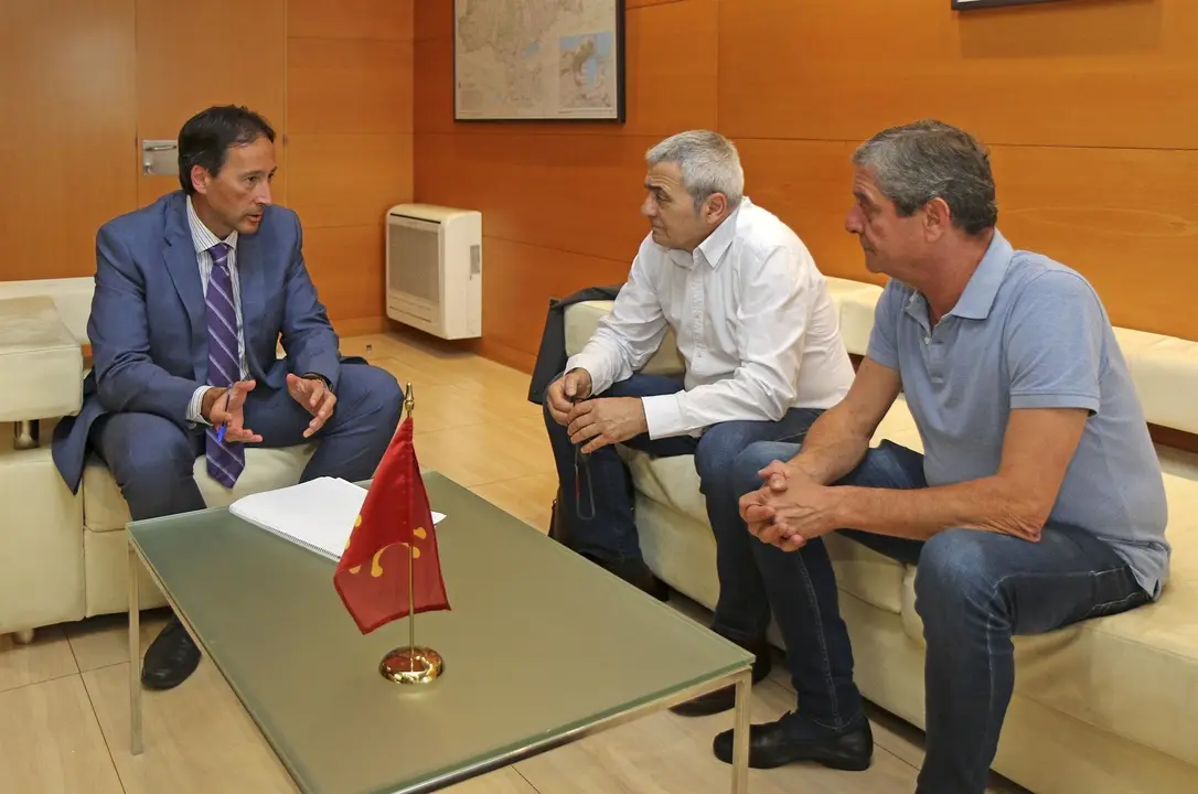 El consejero de Obras P&uacute;blicas, Ordenaci&oacute;n del Territorio y Urbanismo, Jos&eacute; Luis Gochicoa, recibe al secretario general de CC.OO., Carlos S&aacute;nchez Fern&aacute;ndez.