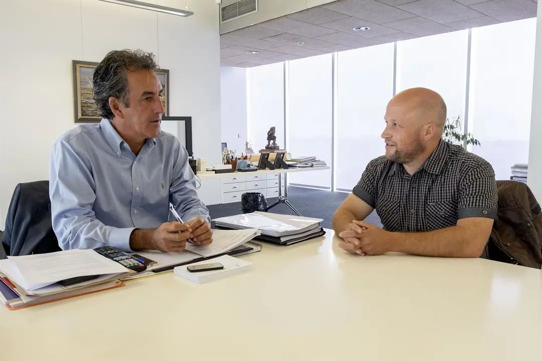 El consejero de Industria, Francisco Mart&iacute;n, con el alcalde de B&aacute;rcena de Pie de Concha, Agust&iacute;n Mantec&oacute;n