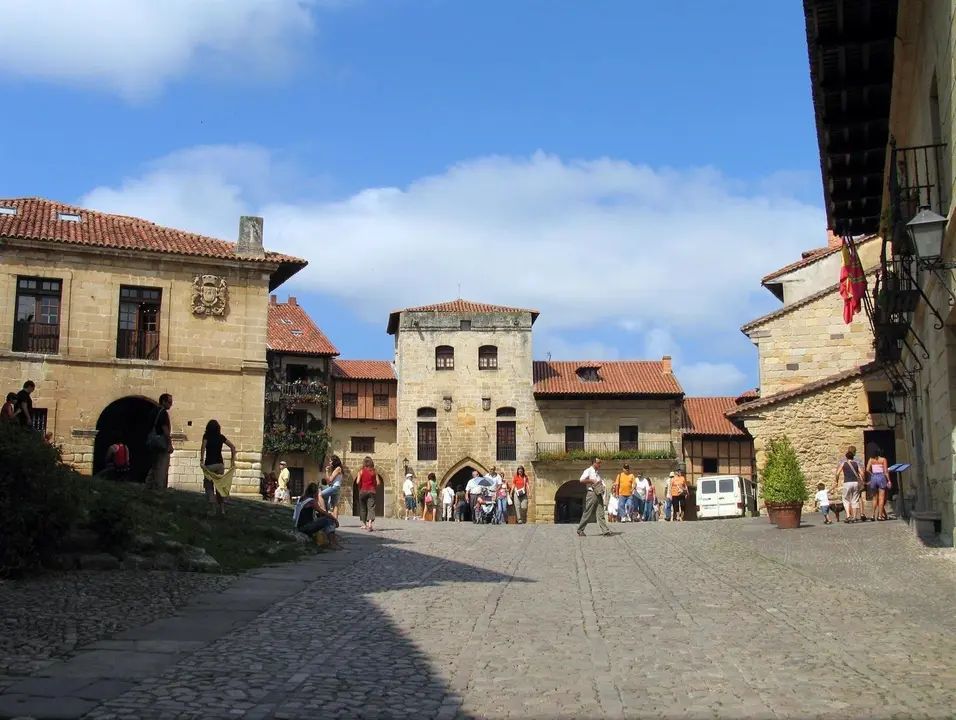 Plaza Mayor de Santillana del Mar, con la Torre de Don Borja al fondo