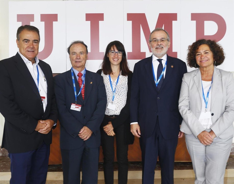 El rector de la UC, Ángel Pazos, (segundo por la derecha) y otros particiantes en el curso de la UIMP