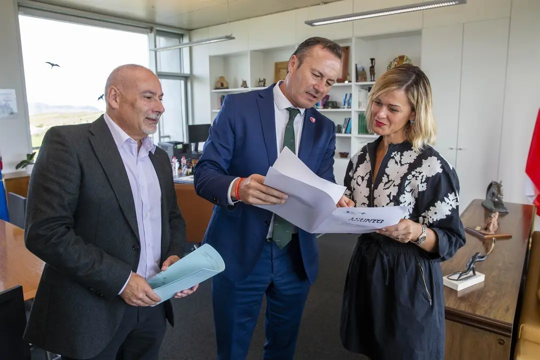 Reuni&oacute;n de la alcaldesa y el primer teniente de alcalde de Pi&eacute;lagos con el consejero de Desarrollo Rural