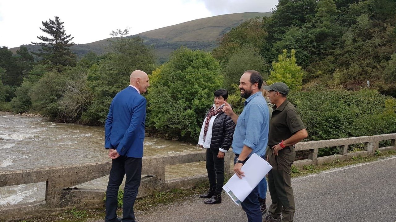 El delegado del Gobierno, Eduardo Echevarría, visita las zonas afectadas por las inundaciones en Cabuérniga, donde ha anunciado el proyecto de construcción de unas nuevas escolleras