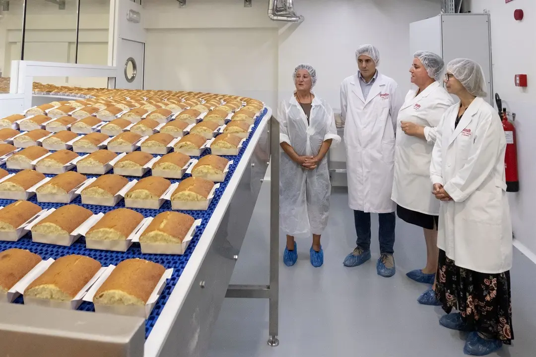 El vicepresidente y consejero de Universidades, Igualdad, Cultura y Deporte, Pablo Zuloaga, visita la f&aacute;brica de sobaos y quesadas Josel&iacute;n