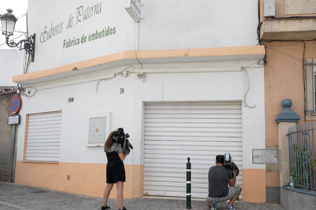 Periodistas toman imágenes de  la fábrica 'Sabores de Paterna' tras quedar precintada.