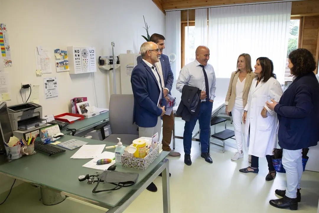 El consejero de Sanidad, Miguel Rodr&iacute;guez, visita las instalaciones del consultorio m&eacute;dico de Cartes