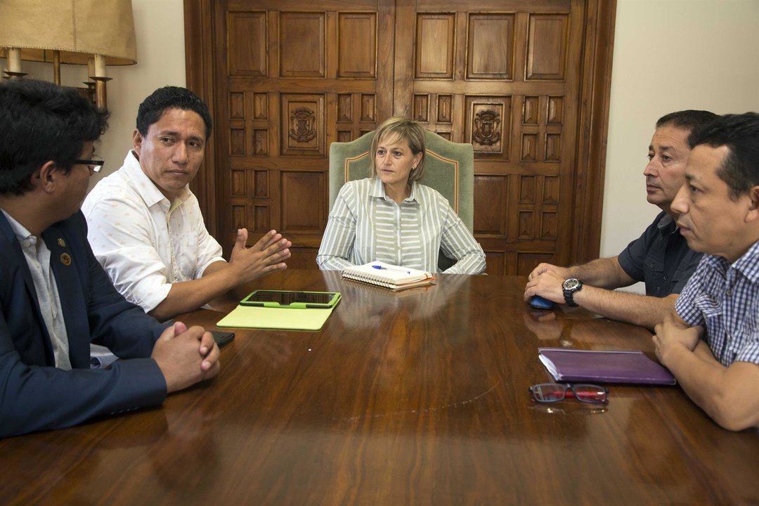 La alcaldesa de Camargo, Esther Bolado, y el concejal de Inmigración y Cooperación, Luis Bodero, se han reunido con el regidor del municipio de Nejapa, Adolfo Barrios,