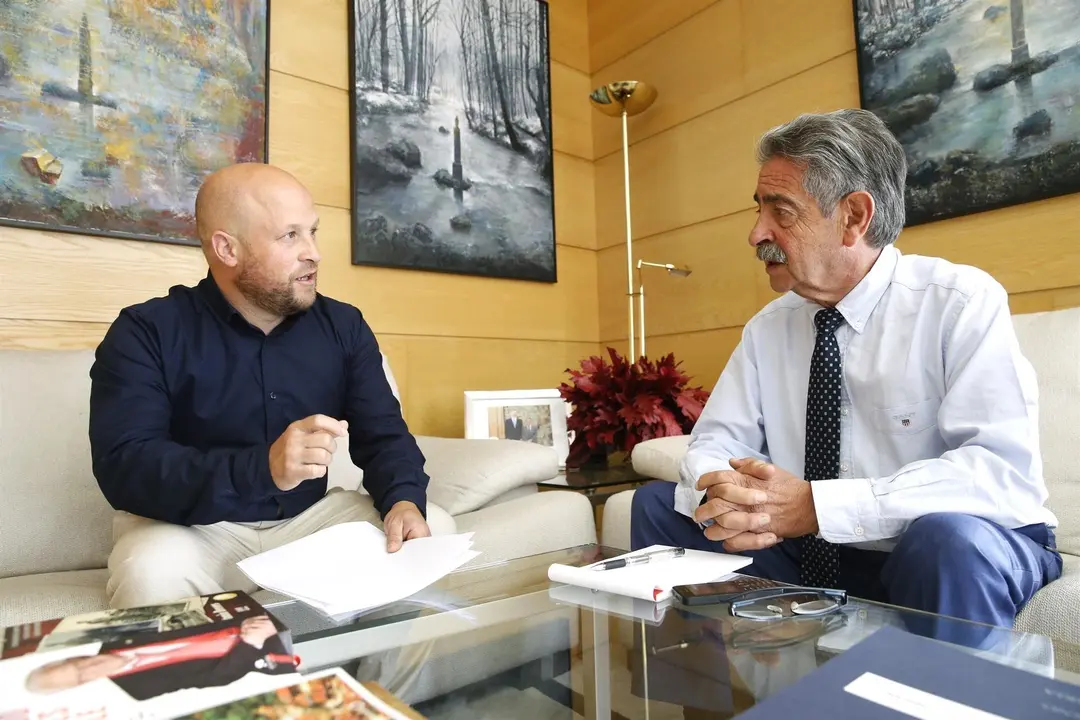 10:30-. Despacho Del Presidente.  El Presidente, Miguel &Aacute;ngel Revilla, Se Re&uacute;ne Con El Alcalde De B&aacute;rcena De Pie De Concha, Agust&iacute;n Mantec&oacute;n. 11 Sep 19