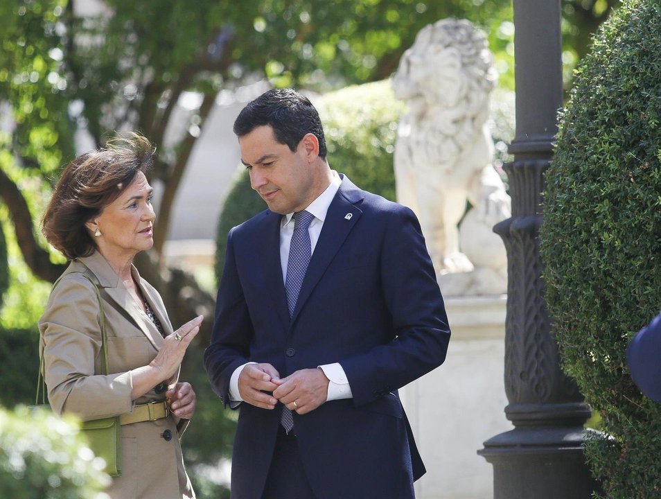 La vicepresidenta del Gobierno en funciones, Carmen Calvo, junto al presidente de la Junta, Juanma Moreno, en Sevilla
