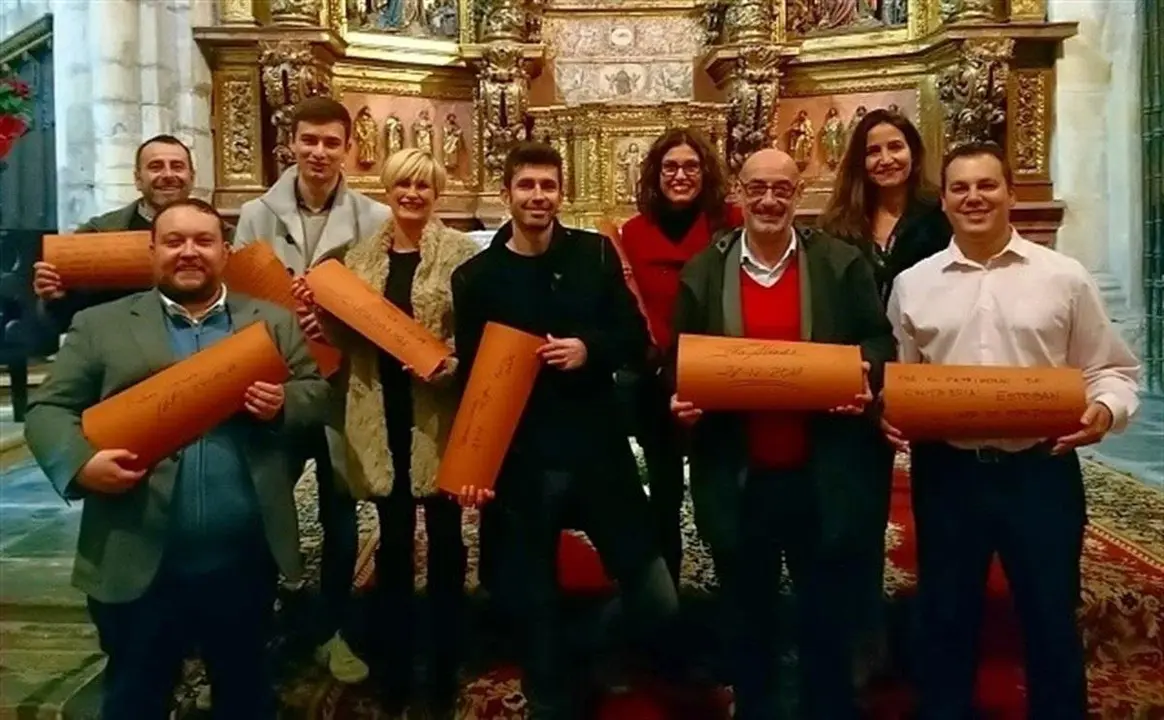 Miembros de Cs en la iglesia de Santa Mar&iacute;a de la Asunci&oacute;n de Laredo