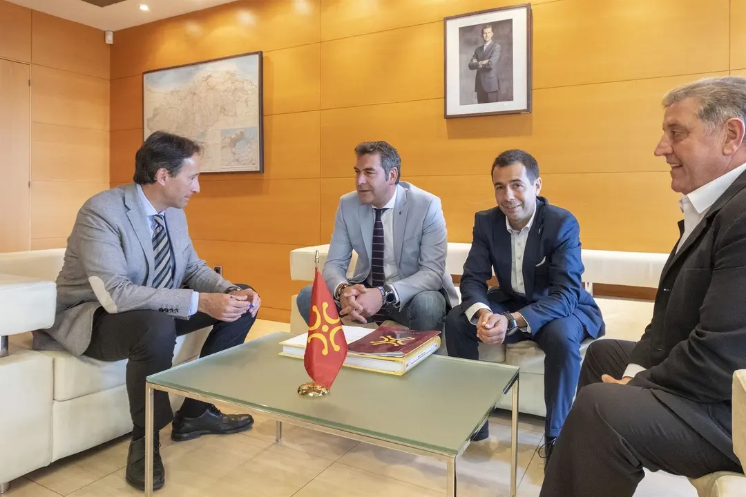 El consejero de Obras P&uacute;blicas, Ordenaci&oacute;n del Territorio y Urbanismo, Jos&eacute; Luis Gochicoa, recibe al alcalde y miembros de la Corporaci&oacute;n Municipal de Santo&ntilde;a.