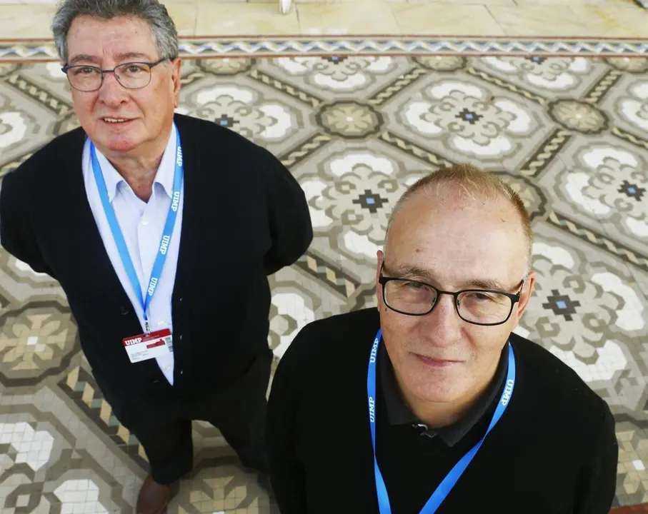 Cl&eacute;ment S&aacute;nchez del Colegio Franc&eacute;s de la Universidad de la Sorbona - UPMC  y el profesor de investigaci&oacute;n, Eduardo Ruiz Hitzky