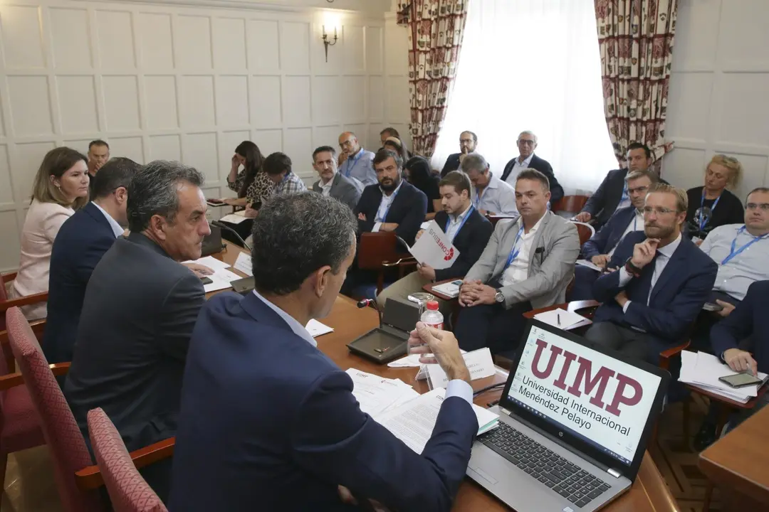 El consejero de Innovaci&oacute;n, Industria, Transporte y Comercio, Francisco Mart&iacute;n, en el curso de la UIMP
