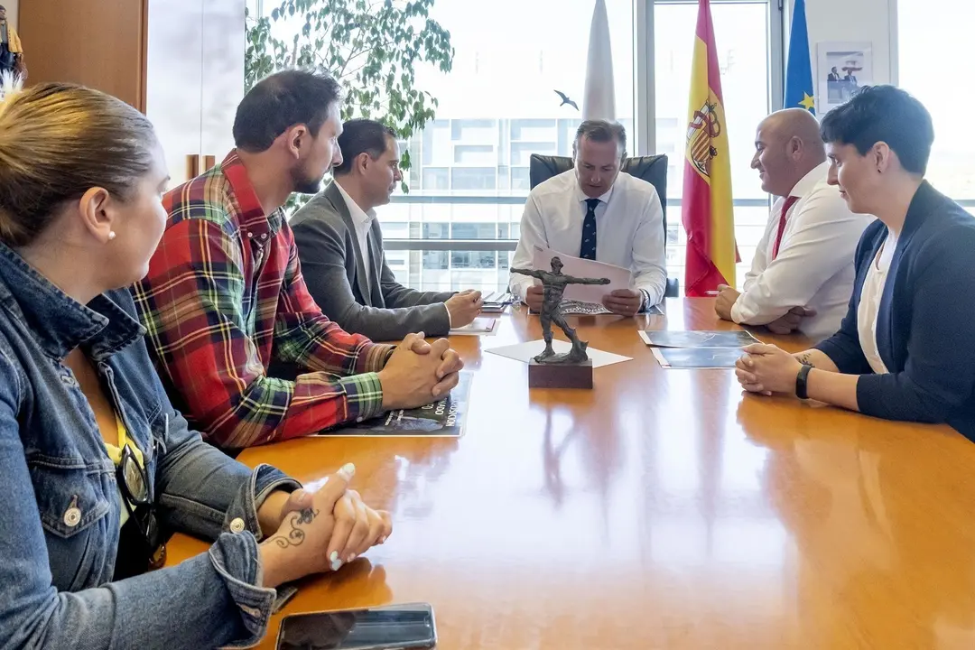 El consejero de Desarrollo Rural, Ganader&iacute;a, Pesca, Alimentaci&oacute;n y Medio Ambiente, Guillermo Blanco, recibe al alcalde de Cartes, Agust&iacute;n Molleda