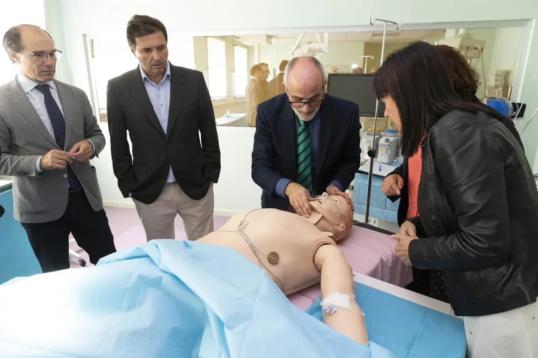 El consejero de Sanidad visita el Hospital Virtual Valdecilla