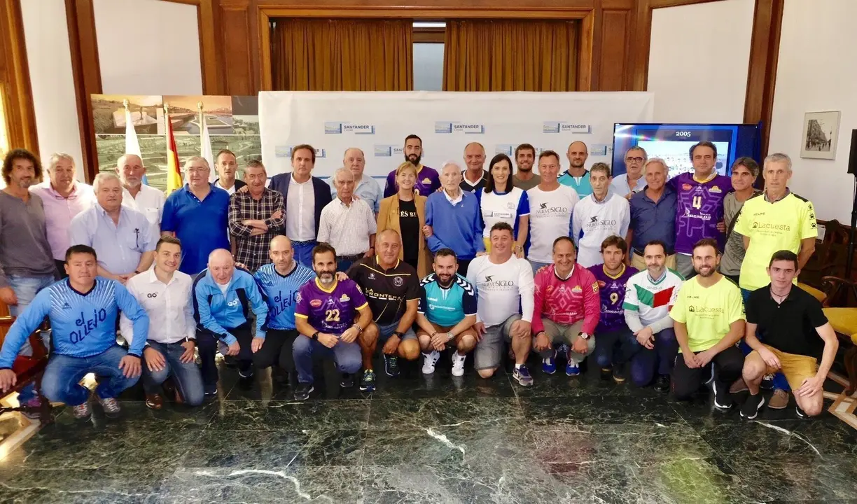 Nota Y Foto Homenaje Fundador Liga Veteranos F&uacute;tbol Playa