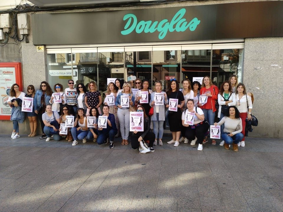 Trabajadoras de Douglas frente a la tienda cerrada en la calle Burgos de Santander