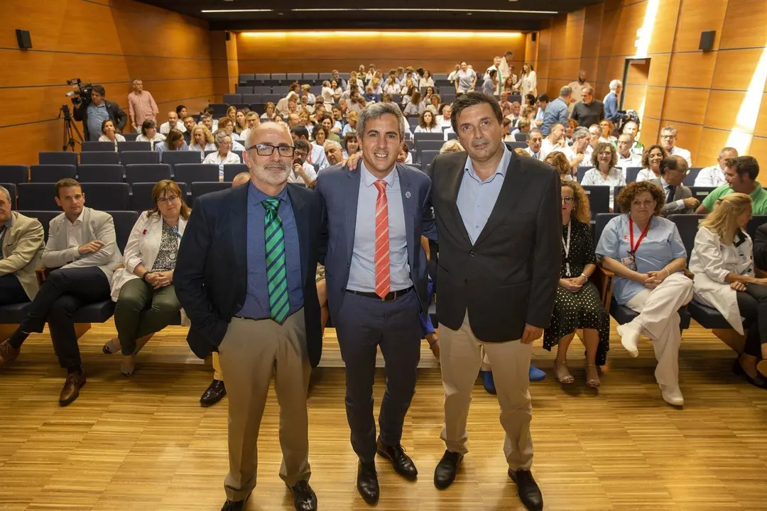 El vicepresidente y consejero de Universidades, Igualdad, Cultura y Deporte, Pablo Zuloaga, y el consejero de Sanidad, Miguel Rodr&iacute;guez, presentan al nuevo gerente del hospital Valdecilla, Rafael Tejido.