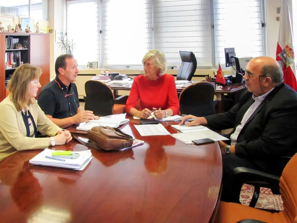 La consejera de Educaci&oacute;n, Marina Lomb&oacute;, se reune con el director de IES Montesclaros de Reinosa, Norberto Garc&iacute;a