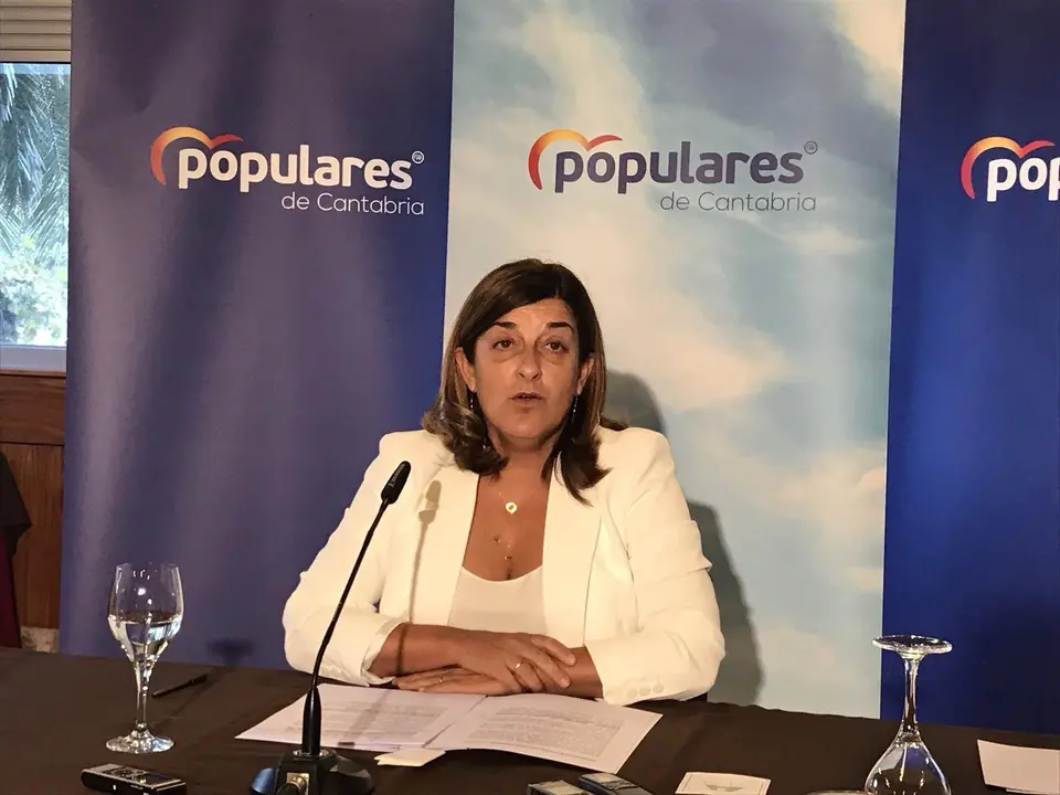 La presidenta del PP de Cantabria, Mar&iacute;a Jos&eacute; S&aacute;enz de Buruaga, en un desayuno informativo