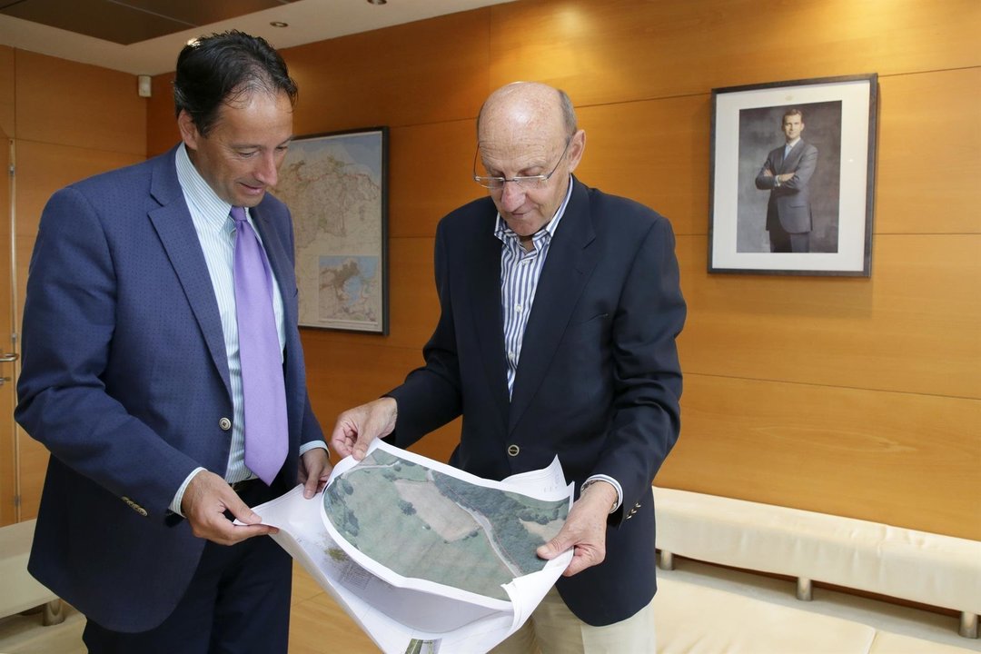 El consejero de Obras Públicas, Ordenación del Territorio y Urbanismo, José Luis Gochicoa, se reúne con el alcalde de San Felices de Buelna, Jose Antonio González
