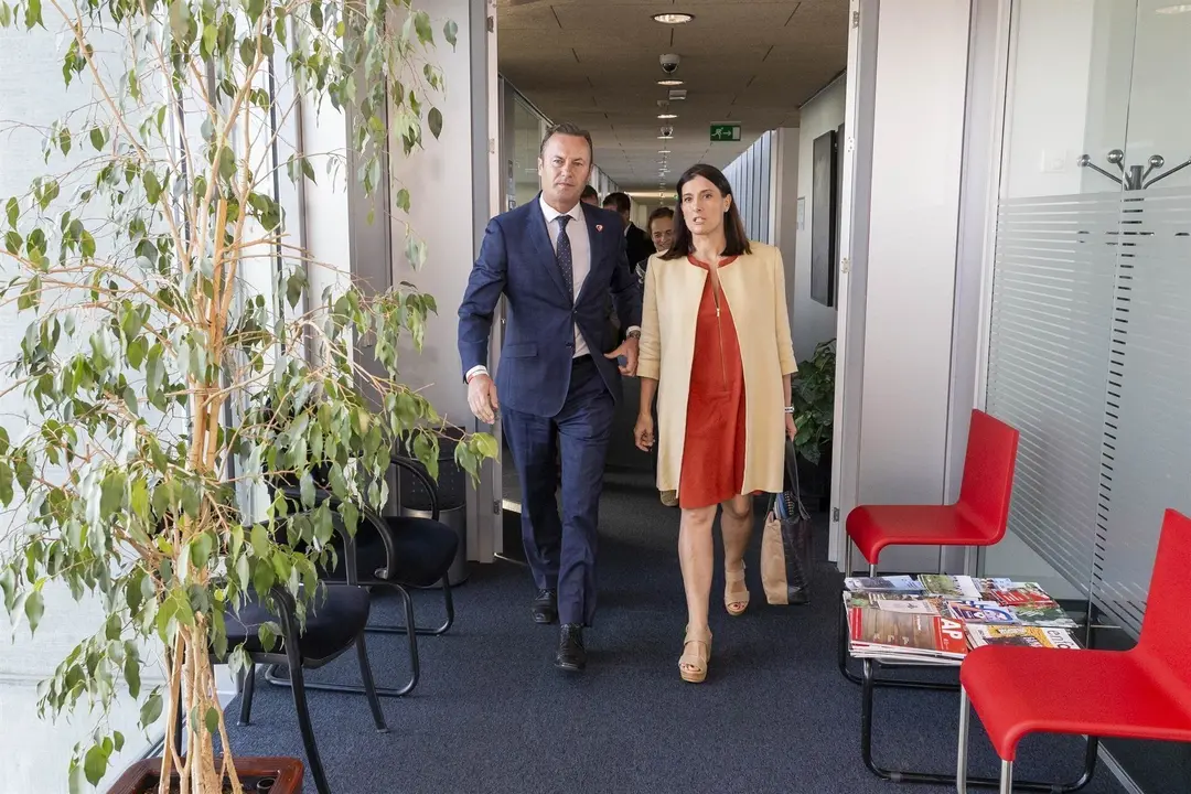 El consejero de Desarrollo Rural, Ganader&iacute;a, Pesca, Alimentaci&oacute;n y Medio Ambiente, Guillermo Blanco, recibe a la alcaldesa de Santander, Gema Igual