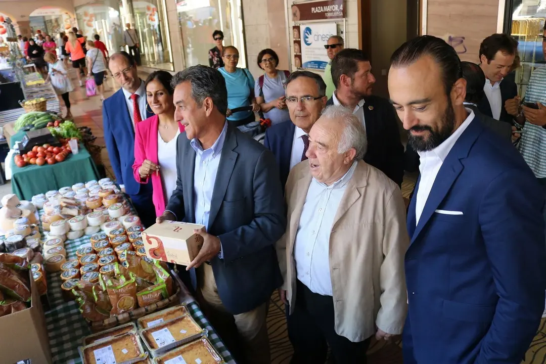 El consejero de Industria, Francisco Mart&iacute;n, y el alcalde de Torrelavega, Javier L&oacute;pez Estrada, en 'Torrelavega se divierte'