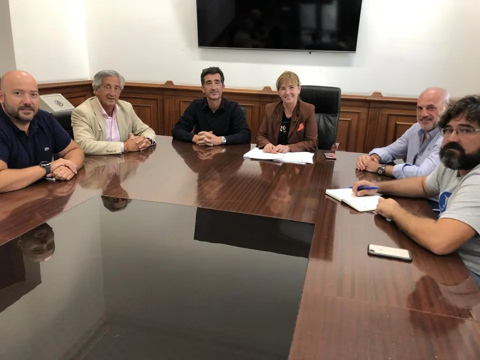 La concejala de Deportes cierra un acuerdo con clubes y Federaci&oacute;n para que El Independiente y CRS Bathco hagan uso del campo de San Rom&aacute;n