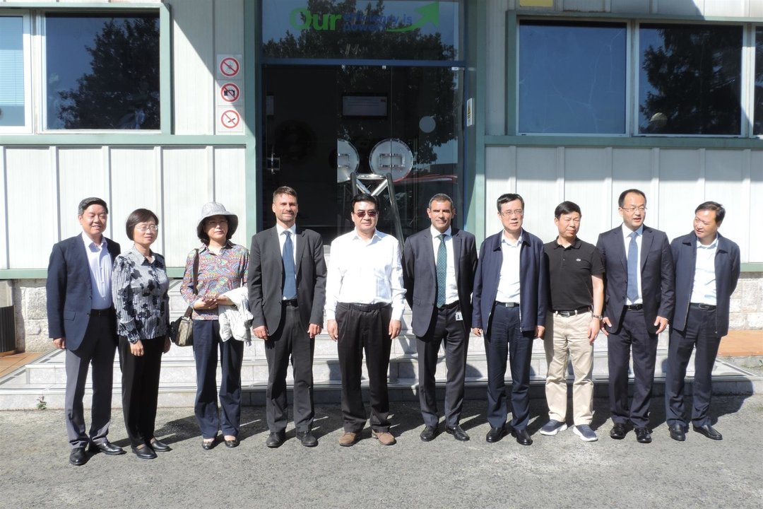 Visita de la delegación china a la planta de SEG Automotive de Treto