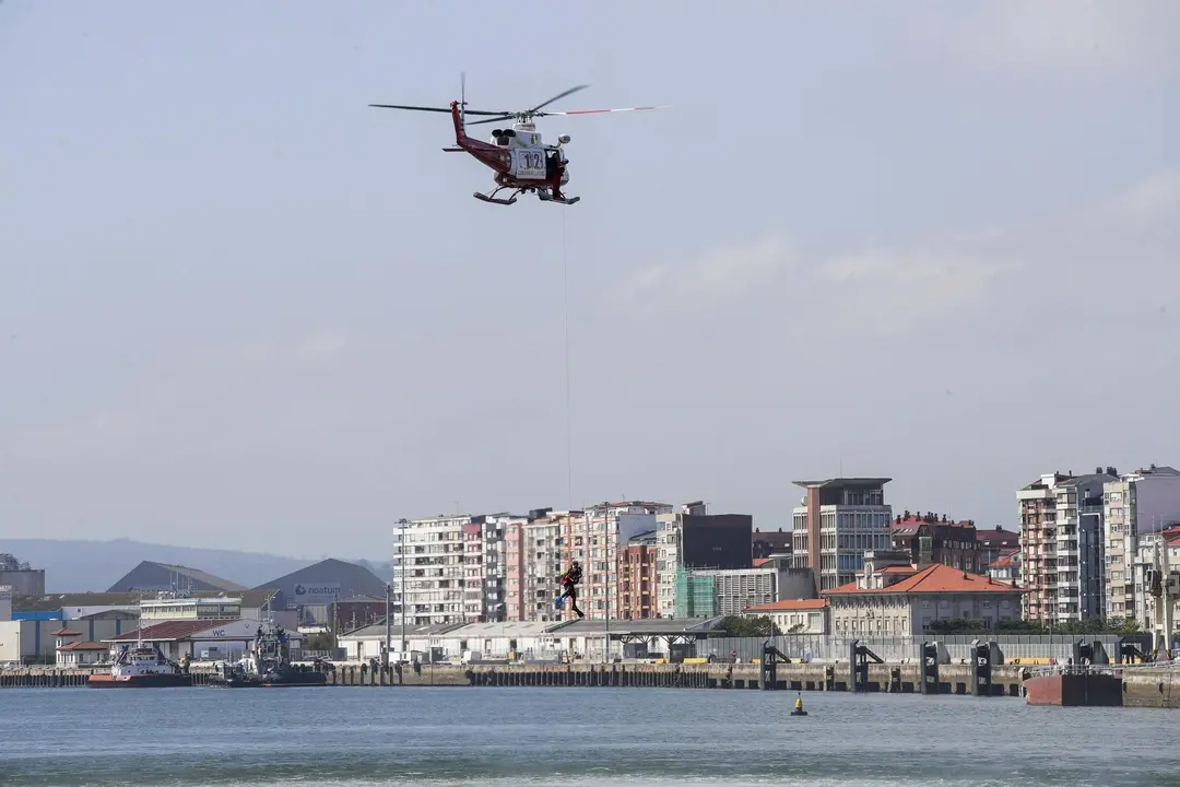 DAVID S. BUSTAMANTE 13/09/2019 SANTANDER/ CANTABRIA Simulacro de rescate con el helicoptero del 112 del Gobierno de Cantabria