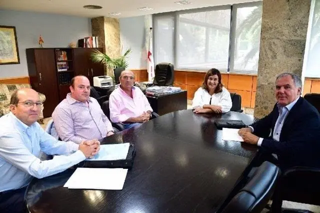 La presidenta del Partido Popular de Cantabria, Mar&iacute;a Jos&eacute; S&aacute;enz de Buruaga, con miembros de la Asociaci&oacute;n Empresarial del Pol&iacute;gono de Molladar, ubicado en el municipio de Cartes