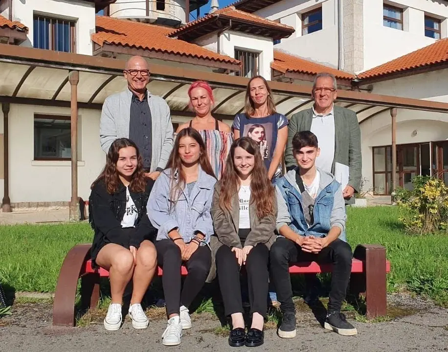 Luc&iacute;a Garc&iacute;a Caperuchipi, Luc&iacute;a Herr&aacute;n Esteban, Luc&iacute;a Rivas P&eacute;rez y Germ&aacute;n Cobo son los alumnos promotores del proyecto (sentados de izquierda a derecha)