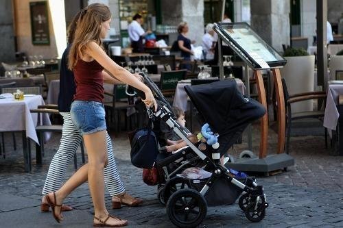 Unas mujeres con sus carritos de bebé