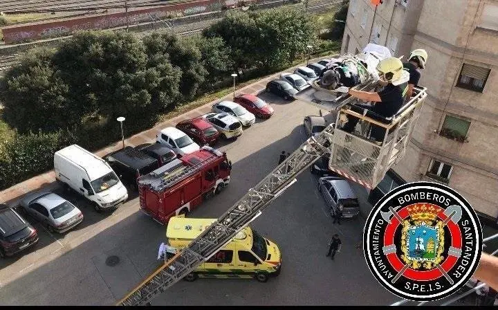 Evacuaci&oacute;n de un hombre con parada cardiaca con la autoescala