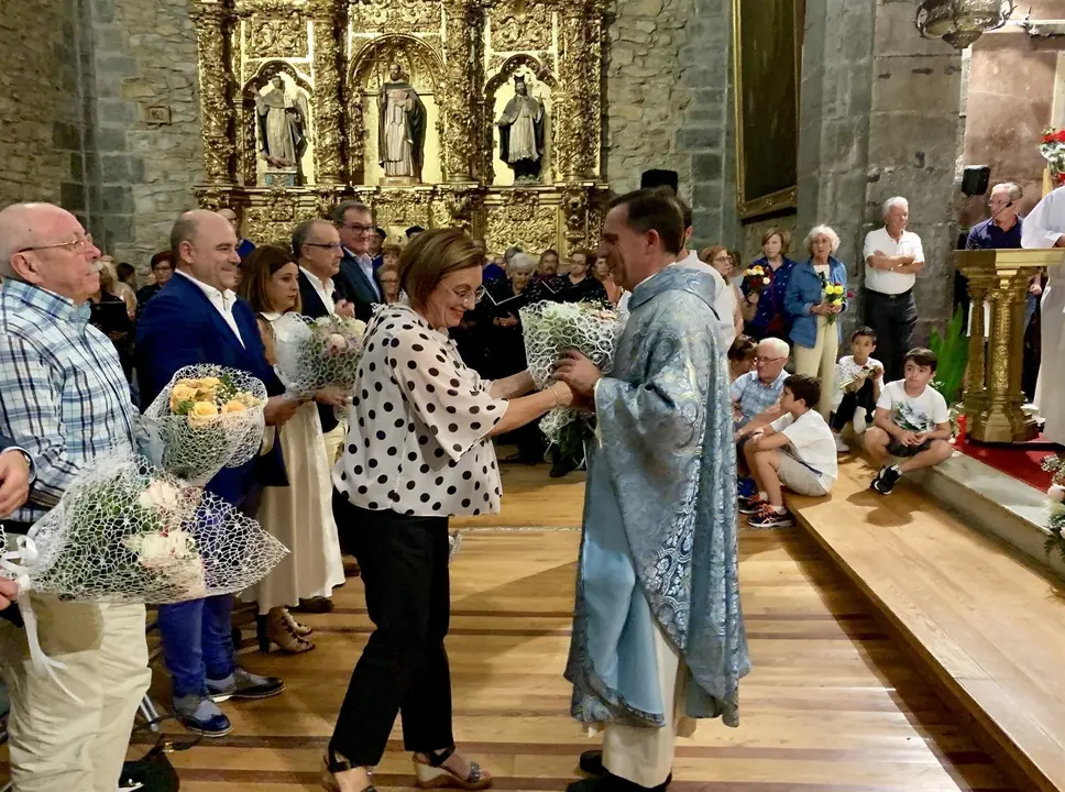 La alcaldesa de Laredo en la ofrenda a la Virgen Bien Aparecida