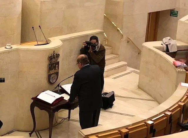El castre&ntilde;o Miguel &Aacute;ngel Lav&iacute;n ha jurado este lunes su cargo como diputado de la bancada 'popular' en el Parlamento de Cantabria, en sustituci&oacute;n de Ildefonso Calder&oacute;n, que decidi&oacute; dejar el partido y todos sus cargos p&uacute;blicos