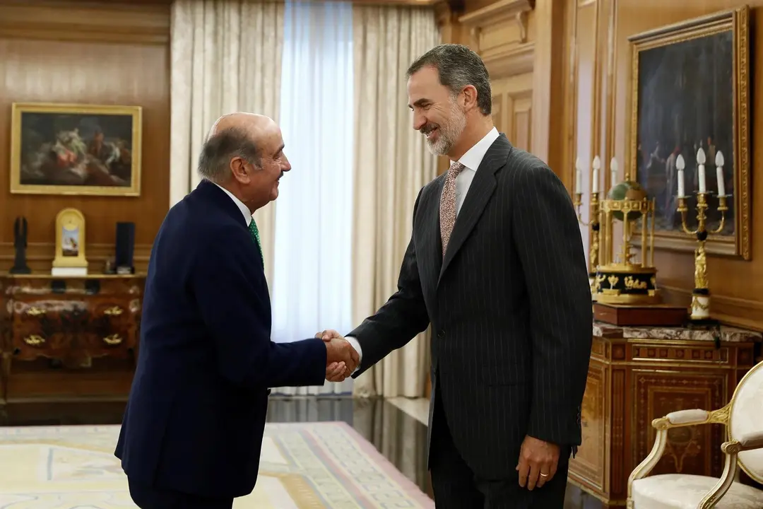 El rey Felipe VI saluda al diputado del PRC, Jos&eacute; Mar&iacute;a Maz&oacute;n, con el que inicia una ronda de consultas con los partidos del Parlamento, que puede desembocar en la convocatoria de nuevas elecciones generales para el d&iacute;a 10 de noviembre si certifica que es