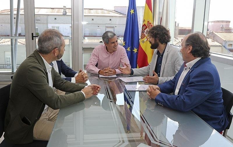 El vicepresidente de Cantabria, Pablo Zuloaga, se reúne con la junta directiva del Club Rotario