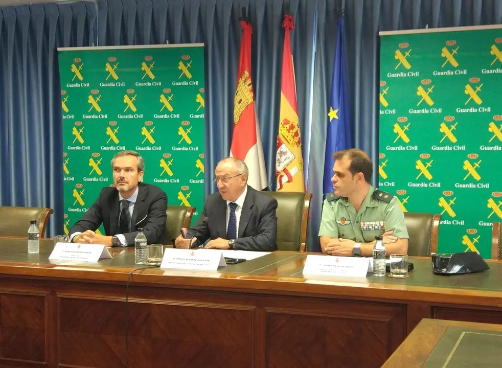 De dcha a izqda el teniente coronel de la Guardia Civil Javier Pe&ntilde;a; el subdelegado del Gobierno en Valladolid, Emilio &Aacute;lvarez; y el director de la D.O. Rueda, Santiago Mora.