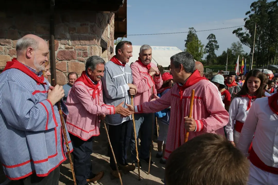 Revilla saluda a Zuloaga durante la subida en albarcas a San Cipriano