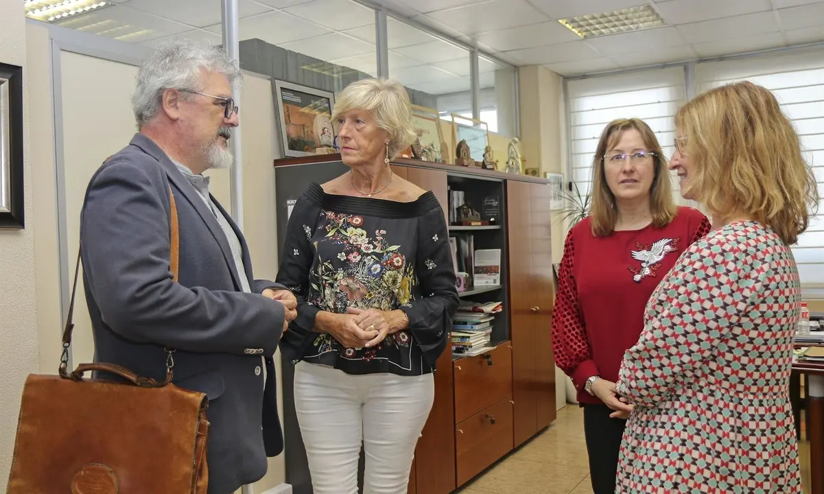 La consejera de Educaci&oacute;n, Formaci&oacute;n Profesional y Turismo, Marina Lomb&oacute;, recibe al vicerrector de Cultura y Participaci&oacute;n Social de la UC, Tom&aacute;s Mantec&oacute;n.