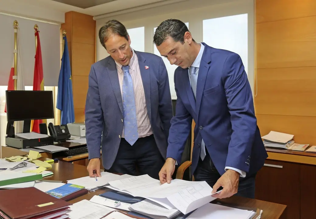 Consejero obras p&uacute;blicas con alcalde de Val de San Vicente