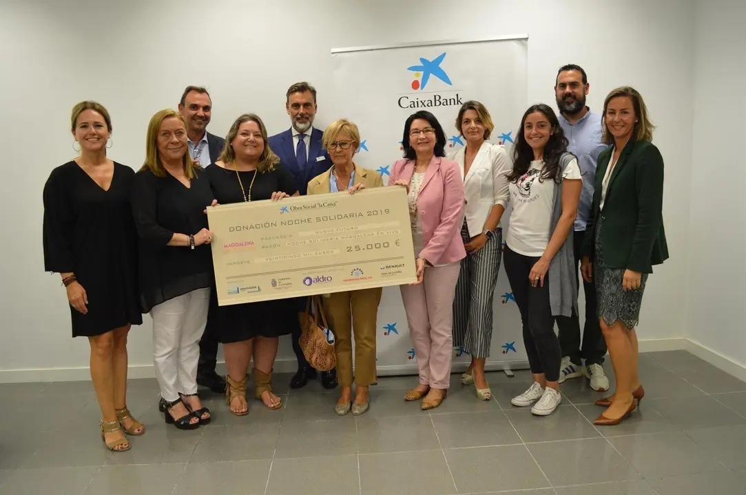 Entrega del cheque solidario de los conciertos de Santander