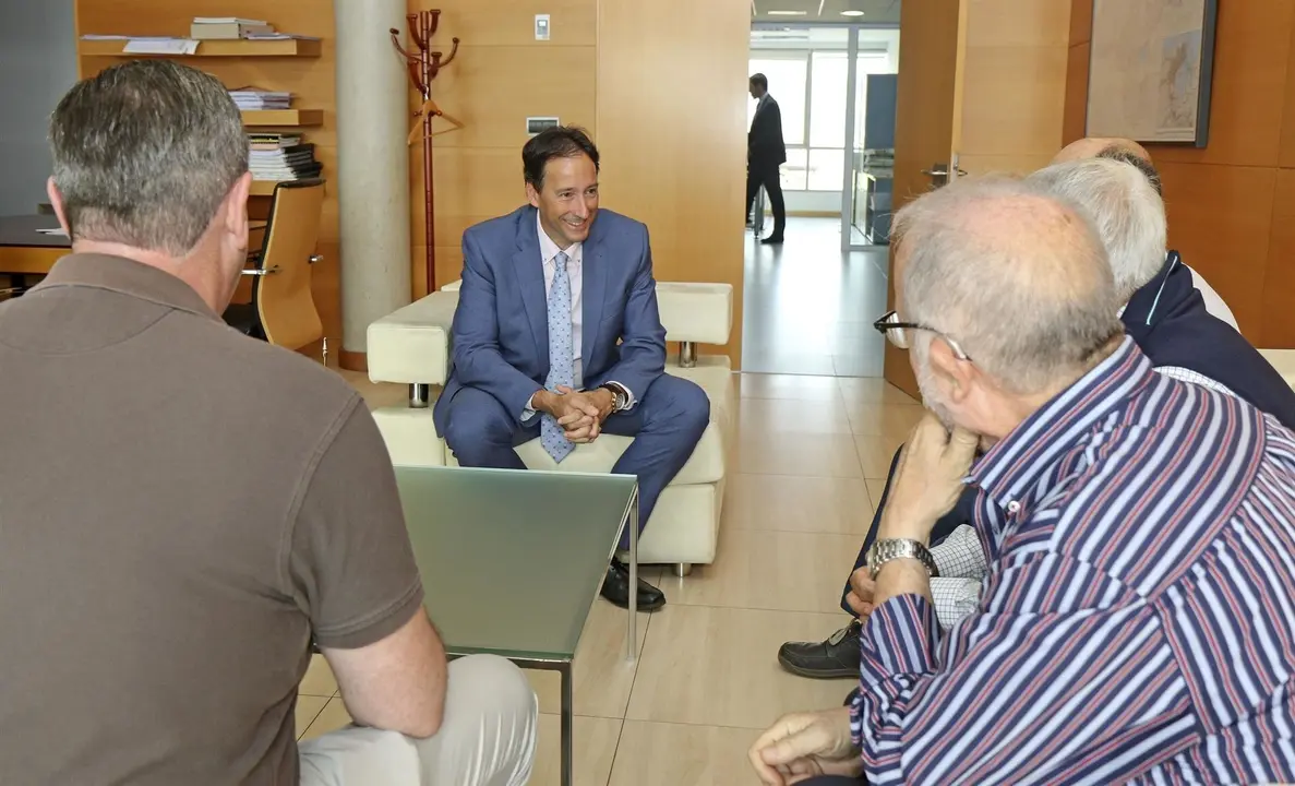 El consejero de Obras P&uacute;blicas, Ordenaci&oacute;n del Territorio y Urbanismo, Jos&eacute; Luis Gochicoa, se re&uacute;ne con representantes de la cooperativa &lsquo;Brisa del Cant&aacute;brico&rsquo;.