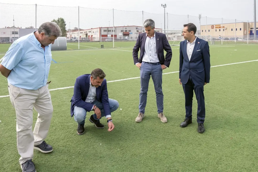 El vicepresidente, Pablo Zuloaga, durante su visita al campo de f&uacute;tbol de Santo&ntilde;a