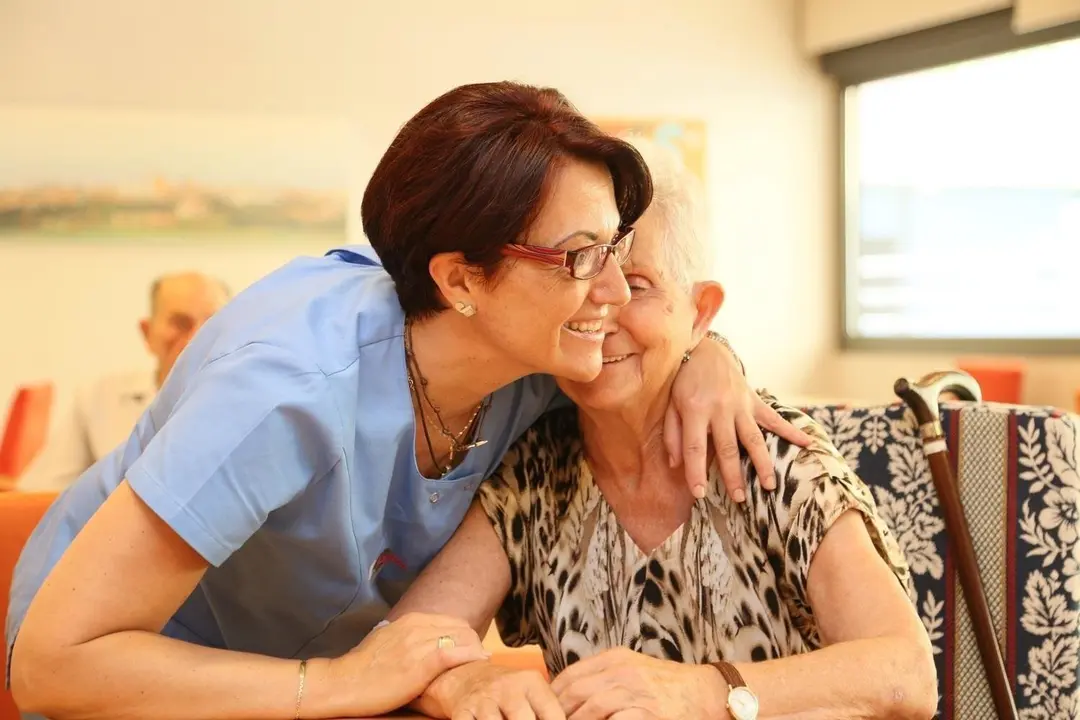 Anciana y cuidadora en el Centro de D&iacute;a de Fundaci&oacute;n Vianorte-Laguna