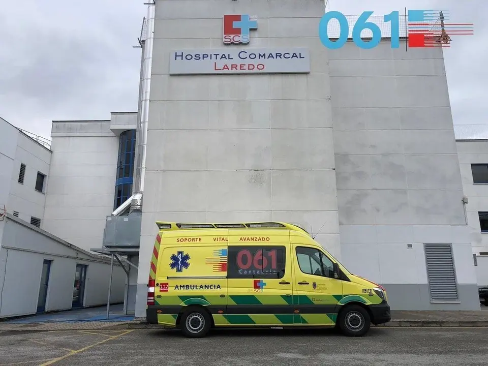Ambulancia del 061 en el Hospital de Laredo