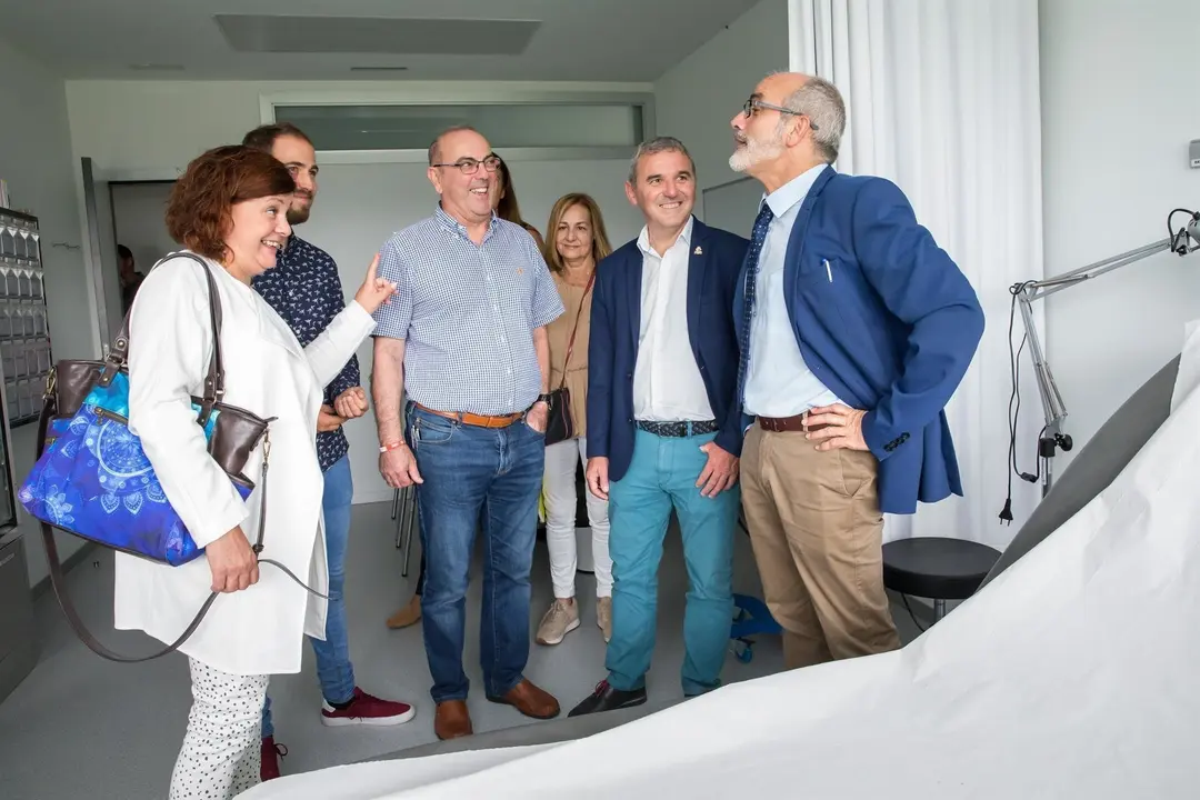 El consejero de Sanidad, Miguel Rodr&iacute;guez, en el Centro de Salud Bezana