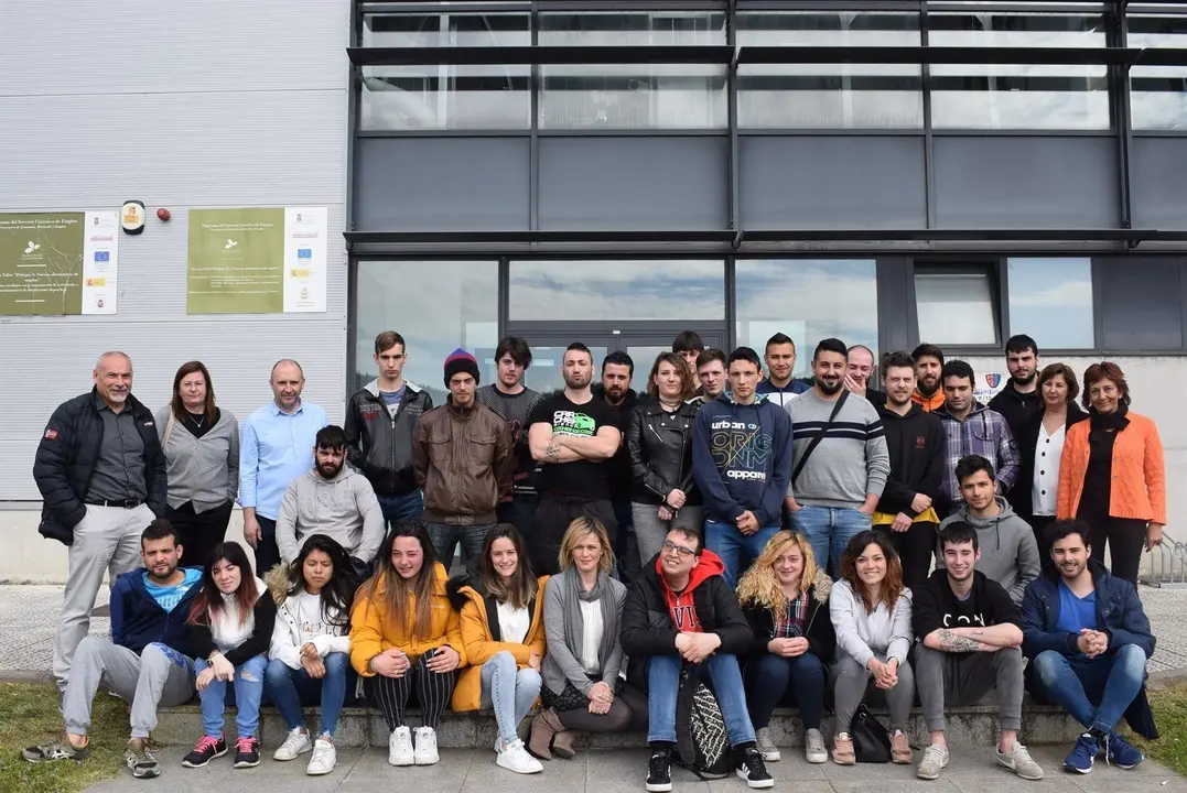 Alumnos-trabajadores de la escuela taller de Pi&eacute;lagos