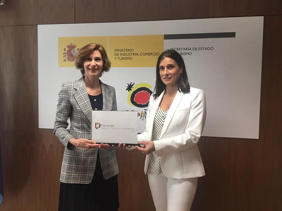 La alcaldesa de Santander, Gema Igual, recibe el distintivo de destino tur&iacute;stico inteligente